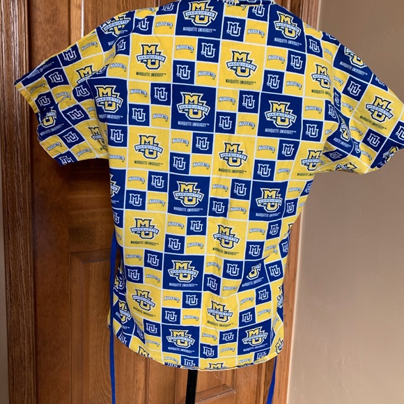 Marquette University Unisex Scrub Top Size M/L - Picture 2 of 9